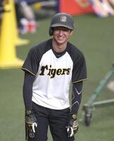 　練習中に笑顔を見せる近本（撮影・北村雅宏）