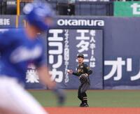 　１回、熊谷はボスラーのゴロを捕球したものの、本塁にも一塁にも送球できず（撮影・北村雅宏）