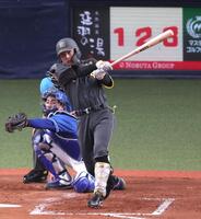 　３回、左前打を放つ熊谷（撮影・立川洋一郎）