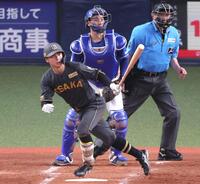 　４回、左前打を放つ熊谷（撮影・立川洋一郎）