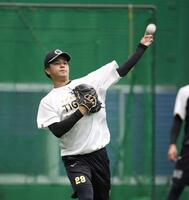 　遠投で肩を慣らす高橋（撮影・北村雅宏）