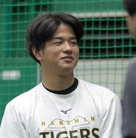 　練習中に笑顔を見せる高橋（撮影・北村雅宏）