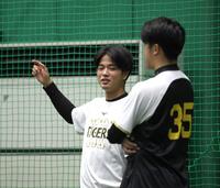 　才木（右）と話す高橋（撮影・北村雅宏）