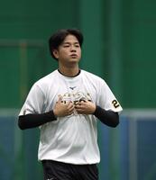　ウオーミングアップする高橋（撮影・北村雅宏）