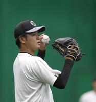 　入念にキャッチボールする高橋（撮影・北村雅宏）