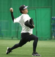 　キャッチボールする高橋（撮影・北村雅宏）