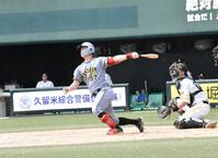 　７回に左翼へ二塁打を放つ野口