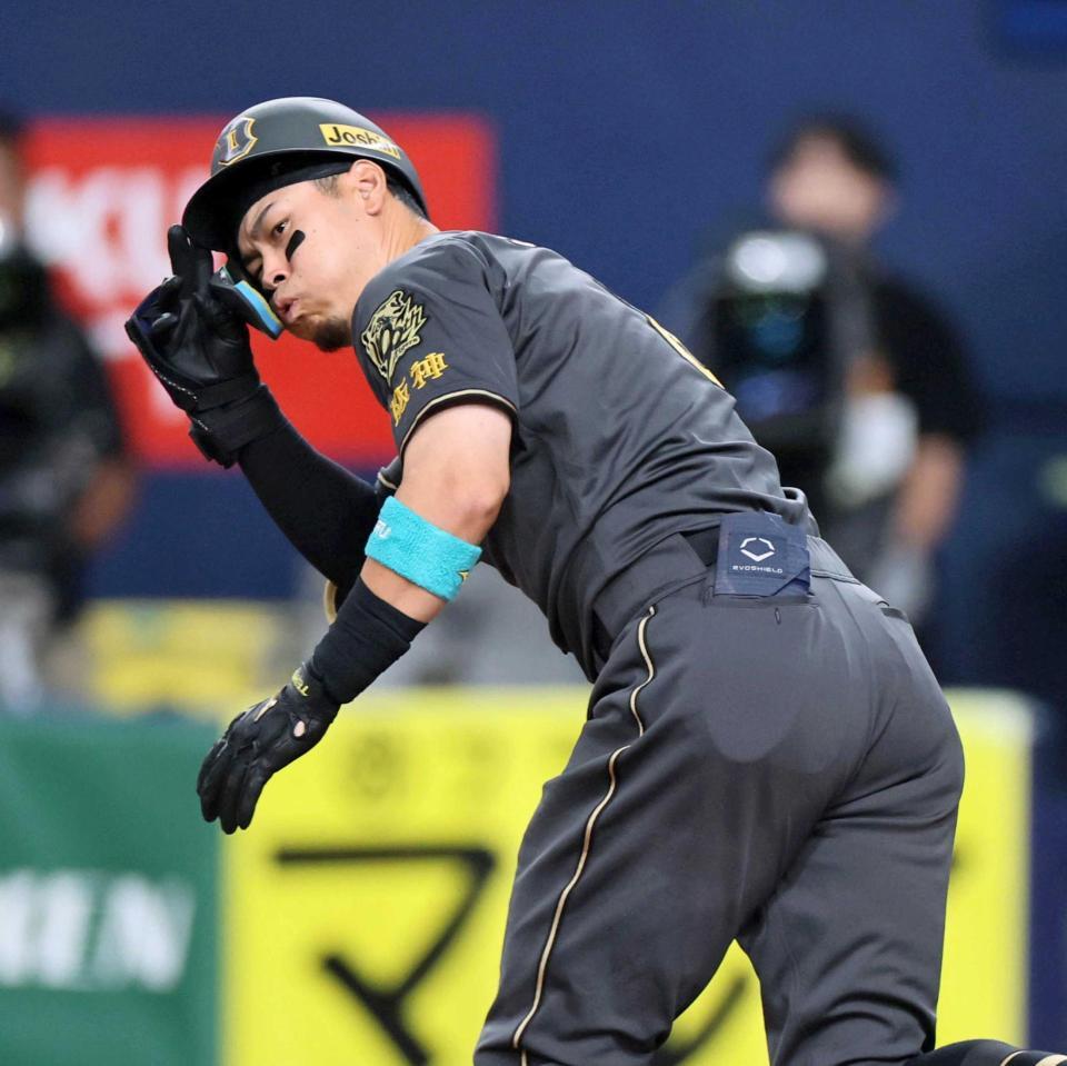 　８回、一塁へ駆け出す佐藤輝（撮影・田中太一）