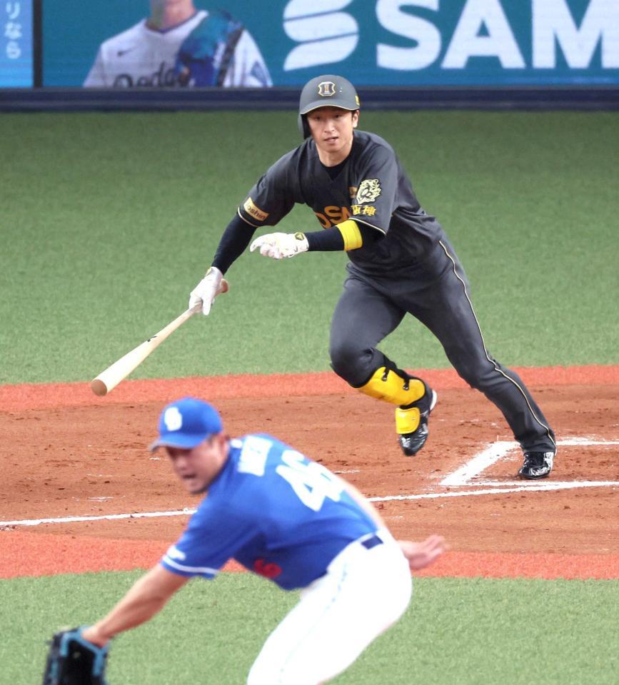 　７回、中前打を放つ近本（撮影・立川洋一郎）