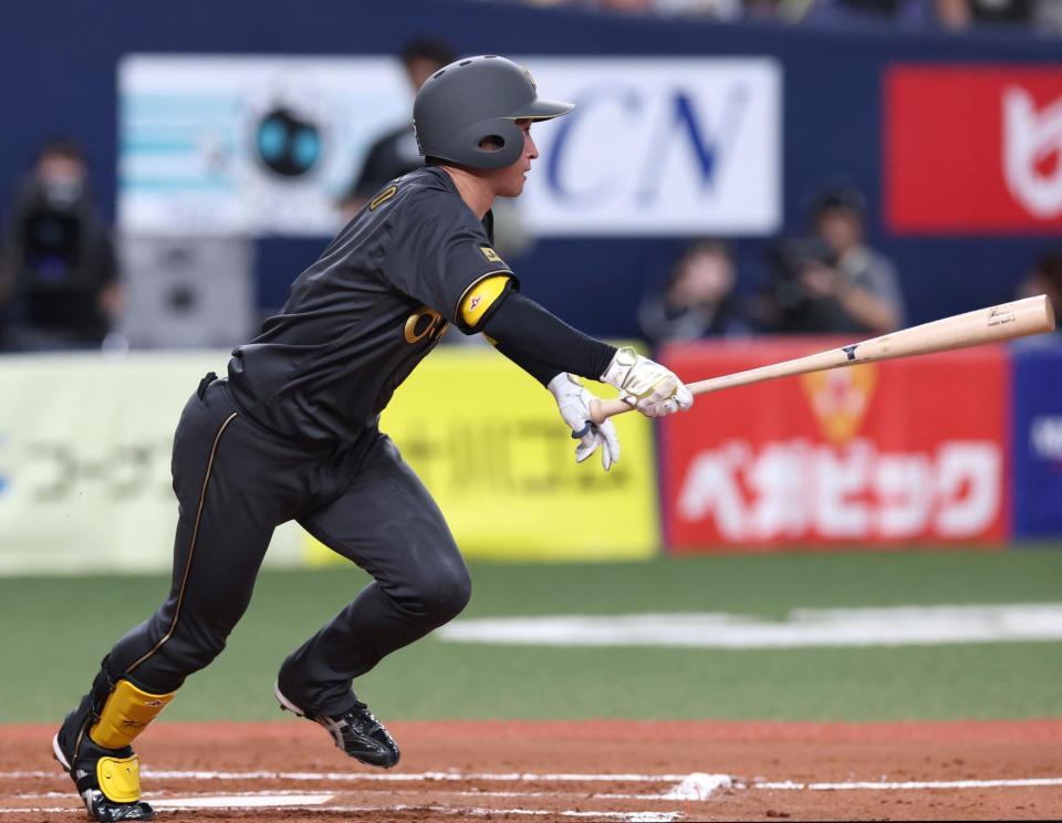 　７回、中前打を放つ近本（撮影・北村雅宏）