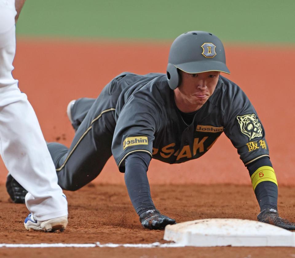 　７回、けん制球に頭から帰塁する一走・近本（撮影・北村雅宏）