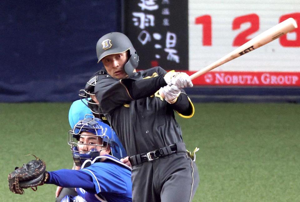 　３回、左前打を放つ熊谷（撮影・立川洋一郎）