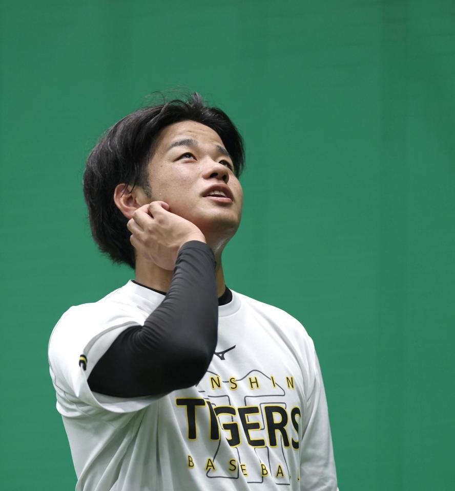 　練習中に天井を見上げる高橋（撮影・北村雅宏）