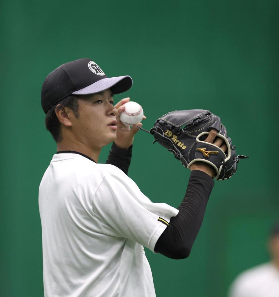 　入念にキャッチボールする高橋（撮影・北村雅宏）