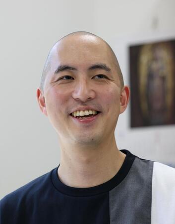 　笑顔を見せる大智寺５０代目・大塚尚哉住職（撮影・佐々木彰尚）