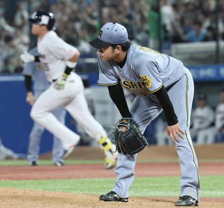 【写真】めっちゃボールを凝視　岩田の打球を好捕する高橋