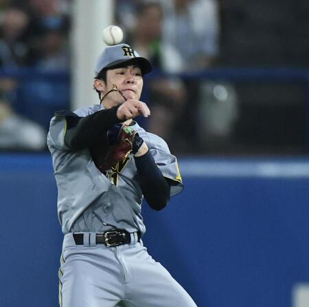 　２回、古賀の打球を送球しアウトにする中野（撮影・田中太一）