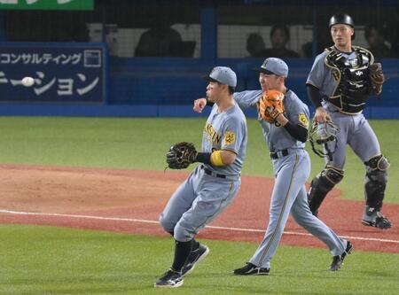 　８回、岩田のセーフティーバントを処理するも、一塁へ悪送球する石井（撮影・伊藤笙子）