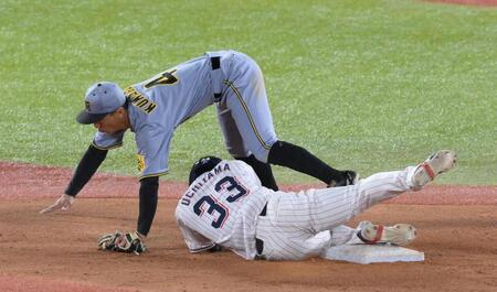 　９回、二盗を企図した一塁走者の内山と交錯する遊撃手の熊谷（撮影・伊藤笙子）