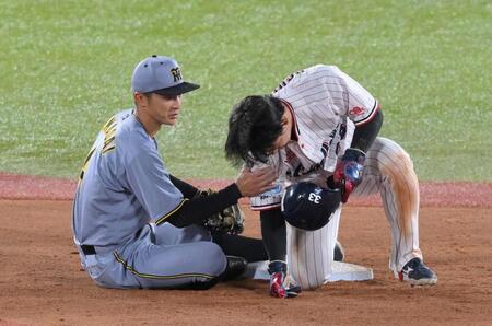 　９回、二盗を企図し交錯した一塁走者の内山（右）を気遣う遊撃手の熊谷（撮影・伊藤笙子）