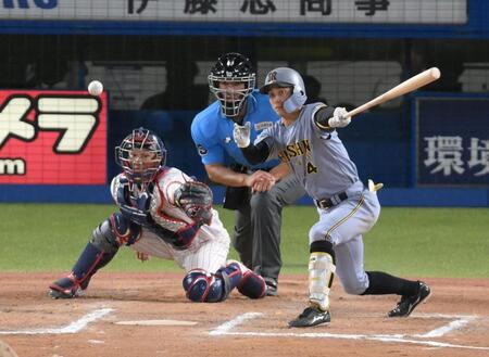 　１０回、中前へ２点適時打を放つ熊谷（撮影・伊藤笙子）