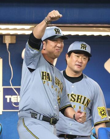 　１０回、２点適時打を放った熊谷に向かってガッツポーズする藤川監督（撮影・西岡正）