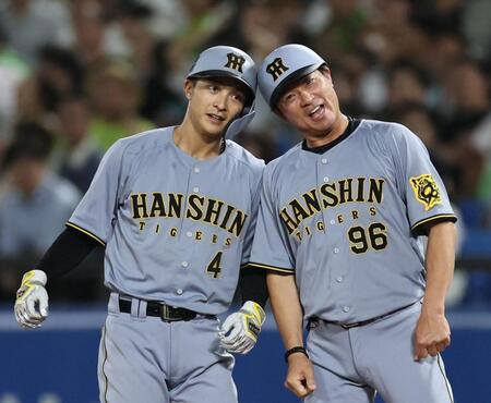 　１０回、適時打を放った熊谷は筒井コーチとヘルメットをぶつけ合う（撮影・田中太一）