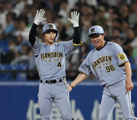 　１０回、適時打を放った熊谷は両手を挙げる（撮影・田中太一）