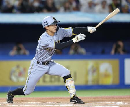 　１０回、中前に２点適時打を放つ熊谷（撮影・西岡正）