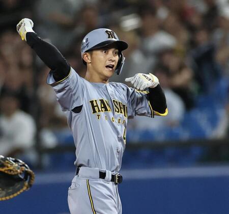 　１０回、適時打を放った熊谷はガッツポーズ（撮影・田中太一）