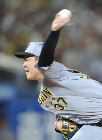 　７回に登板し力投する及川（撮影・西岡正）