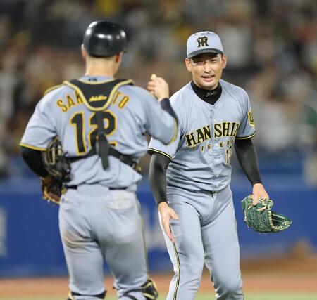 　ヤクルトに勝利し、坂本（左）と喜び合う岩崎（撮影・西岡正）