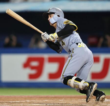 　５回、適時打を放つ熊谷（撮影・田中太一）