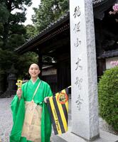 　阪神ファンの参拝を待つ尚哉住職（撮影・佐々木彰尚）