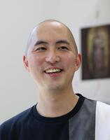 　笑顔を見せる大智寺５０代目・大塚尚哉住職（撮影・佐々木彰尚）