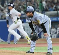 　４回、村上（奥）にソロを許す高橋（撮影・田中太一）