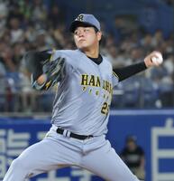 　ヤクルト打線を相手に力投する高橋（撮影・西岡正）