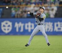 　２回、古賀の二塁ゴロに追いつき、アウトにした中野（撮影・西岡正）