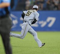 　２回、古賀の二塁ゴロに追いつき、アウトにした中野（撮影・西岡正）