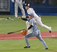 　８回、長岡を一ゴロに打ち取る石井（撮影・伊藤笙子）