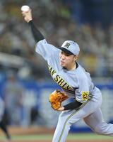 　８回に登板し力投する石井（撮影・西岡正）