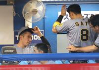 　８回を無失点にしのぎ、佐藤輝（右）に声を掛けられる石井（撮影・西岡正）