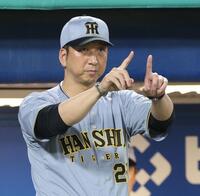 　９回、リクエストする藤川監督（撮影・西岡正）
