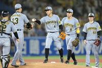 　ウイニングボールを岩崎（１３）に渡す熊谷（中央）＝撮影・西岡正