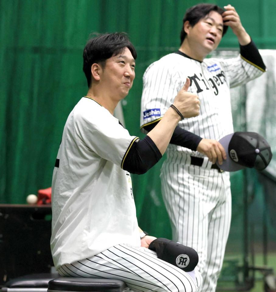 　練習中にサムアップポーズを見せる藤川監督（左）＝撮影・北村雅宏