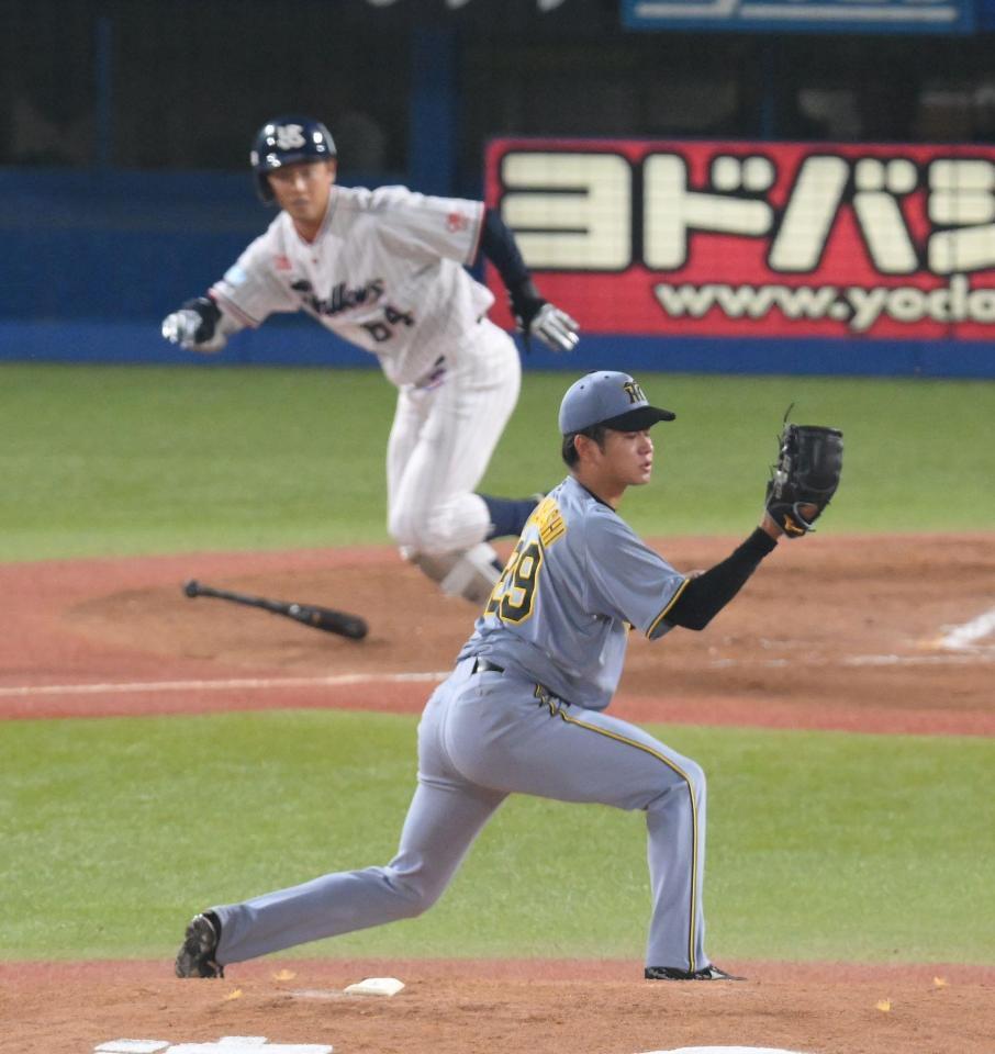 　３回、岩田を投ゴロに打ち取る高橋（撮影・伊藤笙子）