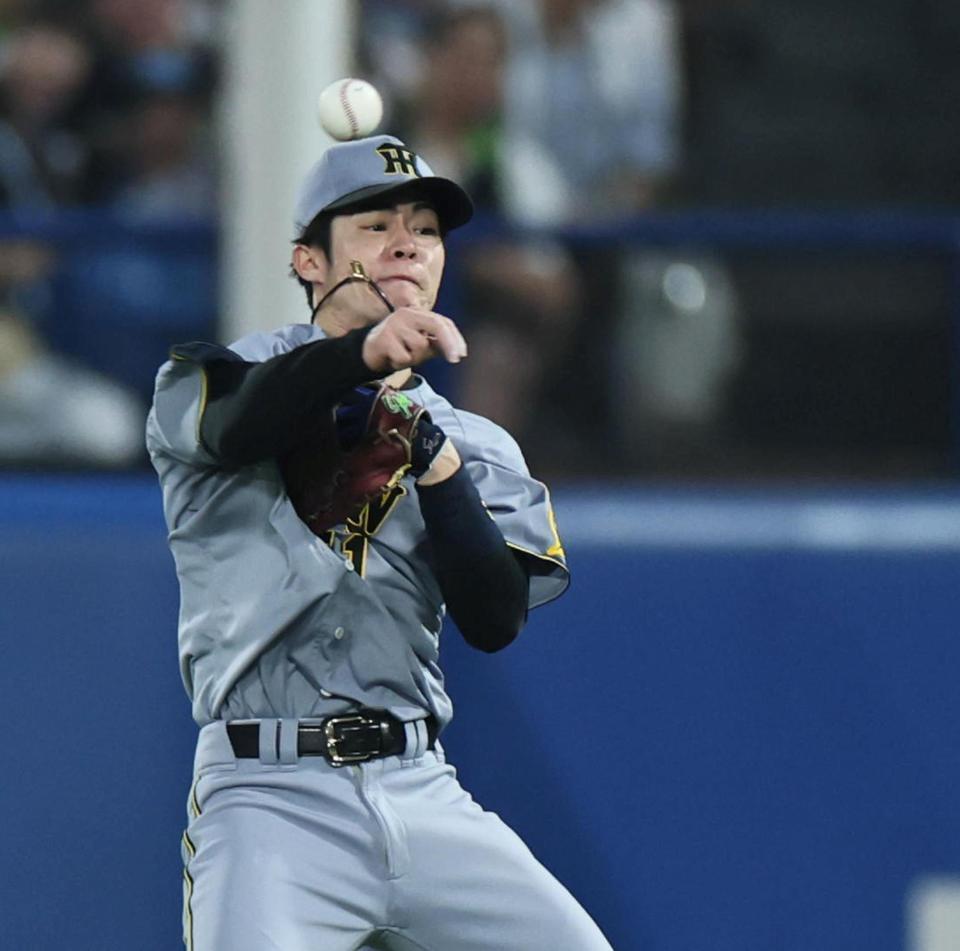 　２回、古賀の打球を送球しアウトにする中野（撮影・田中太一）