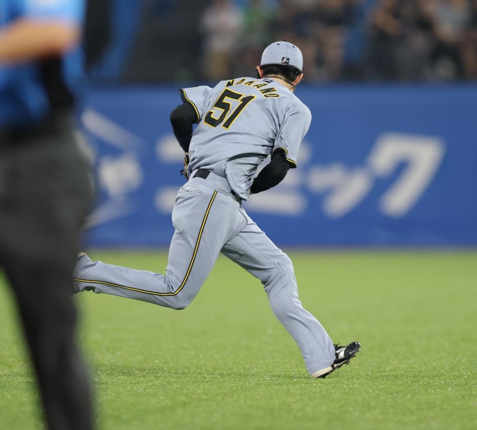 　２回、古賀の二塁ゴロに追いつき、アウトにした中野（撮影・西岡正）