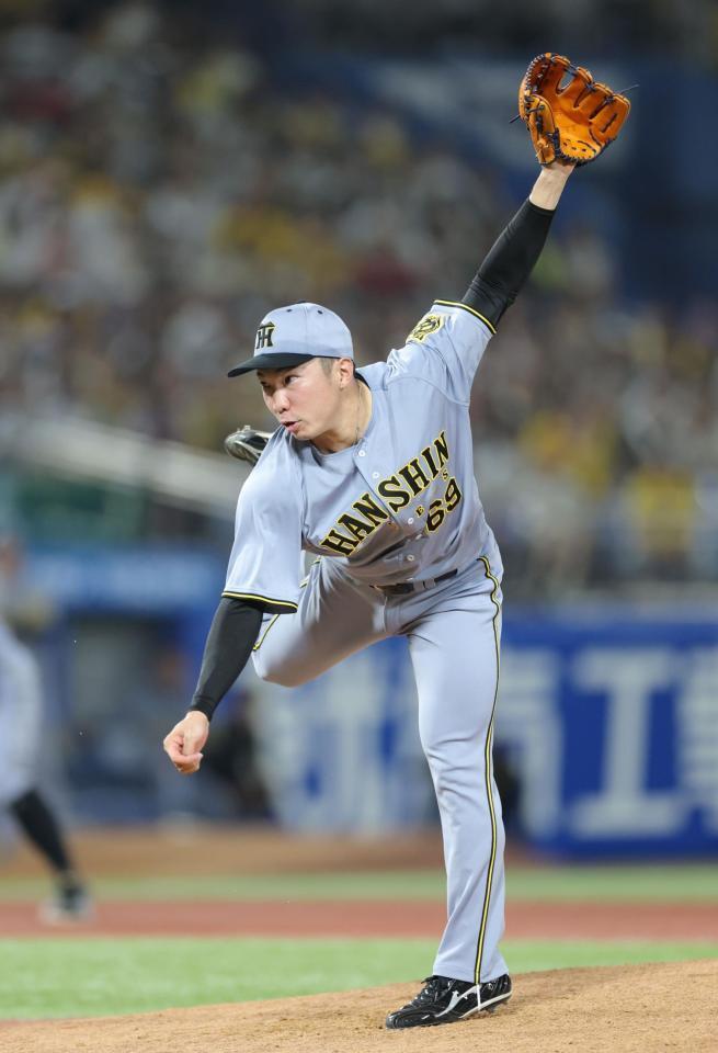 　８回に登板し力投する石井（撮影・西岡正）