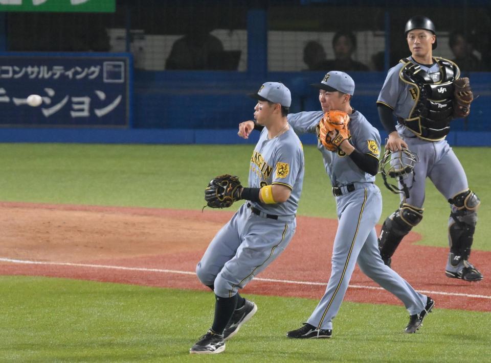 　８回、岩田のセーフティーバントを処理するも、一塁へ悪送球する石井（撮影・伊藤笙子）